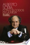 Con los codos en la mesa