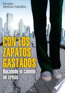 Con los zapatos gastados