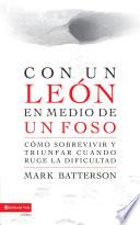 Con un león en medio de un foso