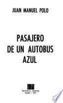 Pasajero de un autobús azul