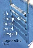 Una chaqueta tirada en el césped