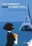 Una emigrante bajo la Torre Eiffel