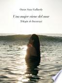 Una mujer viene del mar